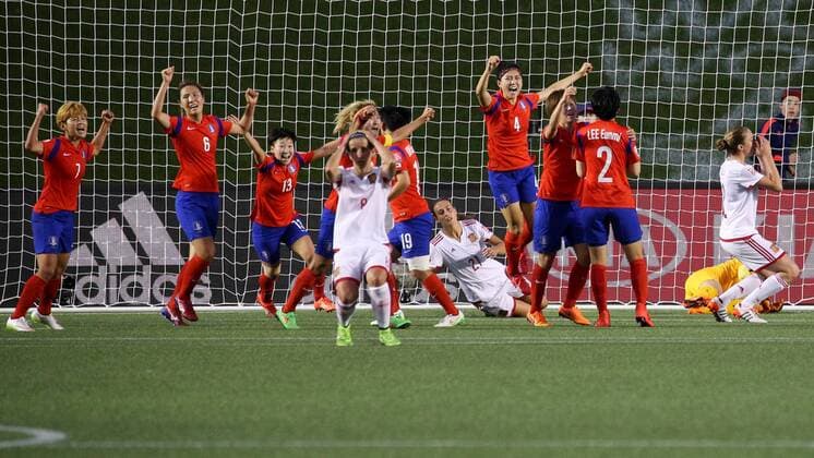 Der Freistoß von Sonia Bermudez (ESP) landet nur an der Latte, danach ist Schluss, die koreanischen Spielerinnen jubeln, Spanien ist ausgeschieden, Fussball, FIFA Frauen-WM 2015, Südkorea - Spanien, xozx