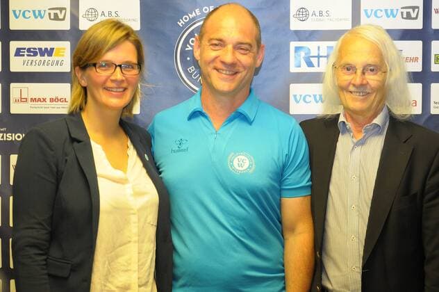 18.06.2015, xtkx, Volleyball 1.Bundesliga, VC Wiesbaden Pressekonferenz, v.l. Nicole Fetting (VC Wiesbaden),Trainer Dirk Groß (VC Wiesbaden), Geschaftsfüher Guenter Higelin (VC Wiesbaden),