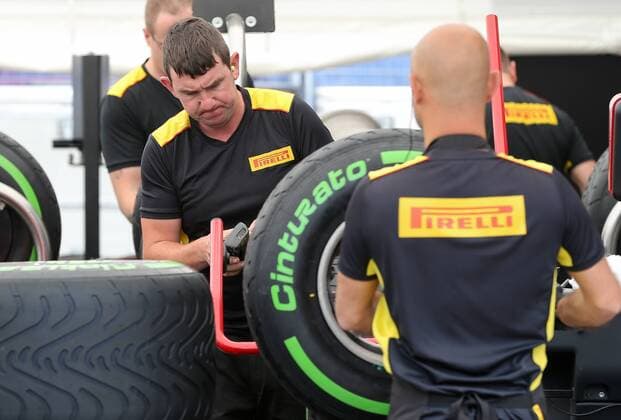 FORMULA 1 - GP of Austria 2015 SPIELBERG,AUSTRIA,18.JUN.15 - MOTORSPORTS, FORMULA 1 - Grand Prix of Austria, Red Bull Ring, preview. Image shows mechanics with tires. GEPAxpictures xChristianxWalgram
