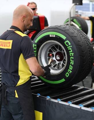 FORMULA 1 - GP of Austria 2015 SPIELBERG,AUSTRIA,18.JUN.15 - MOTORSPORTS, FORMULA 1 - Grand Prix of Austria, Red Bull Ring, preview. Image shows a worker. GEPAxpictures xHaraldxSteiner