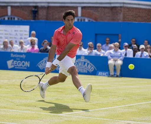 18.06.2015. London, England. Queens Aegon Championship Tennis. Fernando Verdasco (ESP) comes forward to play a shot against Andy Murray (GBR) during their second round match. xNigelxCookex  ActionPlus11632771