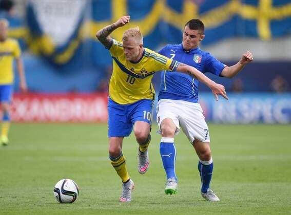 FUSSBALL International UEFA U21 U 21 EUROPAMEISTERSCHAFT 2015 GRUPPENPHASE in Olmuetz Italien - Schweden 18.06.2015 John Guidetti (li, Schweden) gegen Federico Viviani (Italien) 