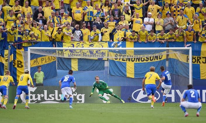 FUSSBALL International UEFA U21 U 21 EUROPAMEISTERSCHAFT 2015 GRUPPENPHASE in Olmuetz Italien - Schweden 18.06.2015 Tor zum 1-0 per Elfmeter durch Domenico Berardi (Nr.10, Italien), Torwart Patrik Carlgren (Mitte, Schweden) ist geschlagen 