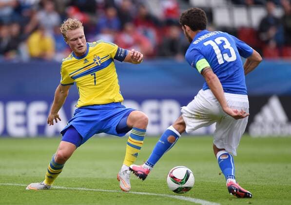 FUSSBALL International UEFA U21 U 21 EUROPAMEISTERSCHAFT 2015 GRUPPENPHASE in Olmuetz Italien - Schweden 18.06.2015 Oscar Hiljemark (li, Schweden) gegen Matteo Bianchetti (Italien) 