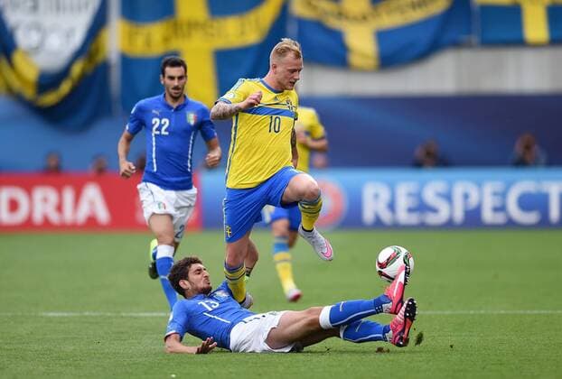 FUSSBALL International UEFA U21 U 21 EUROPAMEISTERSCHAFT 2015 GRUPPENPHASE in Olmuetz Italien - Schweden 18.06.2015 John Guidetti (oben, Schweden) gegen Matteo Bianchetti (Boden, Italien) 