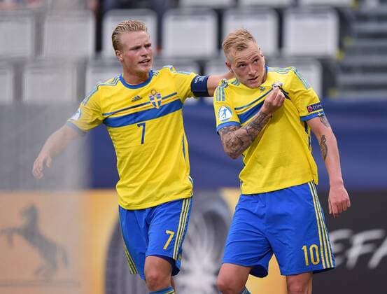 FUSSBALL International UEFA U21 U 21 EUROPAMEISTERSCHAFT 2015 GRUPPENPHASE in Olmuetz Italien - Schweden 18.06.2015 JUBEL Schweden; Torschuetze zum 1-1 Ausgleich John Guidetti (re) umarmt von Oscar Hiljemark 
