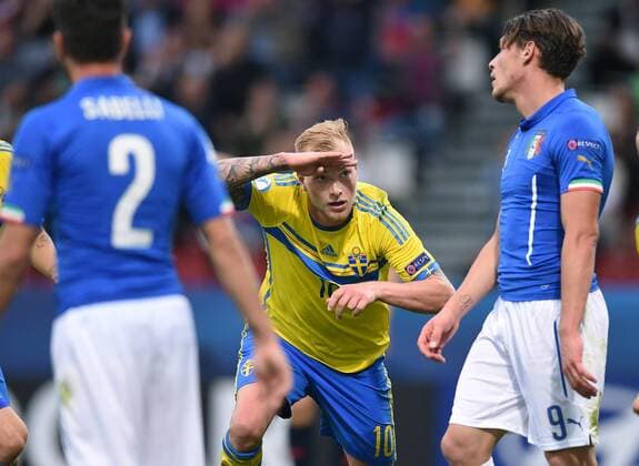 FUSSBALL International UEFA U21 U 21 EUROPAMEISTERSCHAFT 2015 GRUPPENPHASE in Olmuetz Italien - Schweden 18.06.2015 JUBEL Schweden; Torschuetze zum 1-1 Ausgleich John Guidetti (Mitte) bejubelt seinen Treffer; Andrea Belotti (re, Italien) ist enttaeuscht 