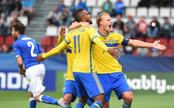 From left football player Isaac Kiese Thelin of Sweden with his team celebrate goal during the UEFA European U21 U 21 soccer championship group B match Italy vs Sweden in Olomouc, Czech Republic, June 18, 2015. (CTKxPhoto LudekxPerina) CTKPhotoP201506180971401  LPE 014