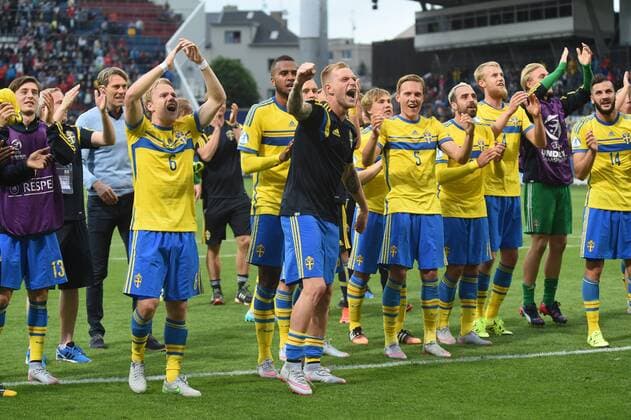 Players of Swedish football team greet spectators after the UEFA European U21 U 21 soccer championship group B match Italy vs Sweden in Olomouc, Czech Republic, June 18, 2015. (CTKxPhoto LudekxPerina) CTKPhotoP201506180989001  LPE 015