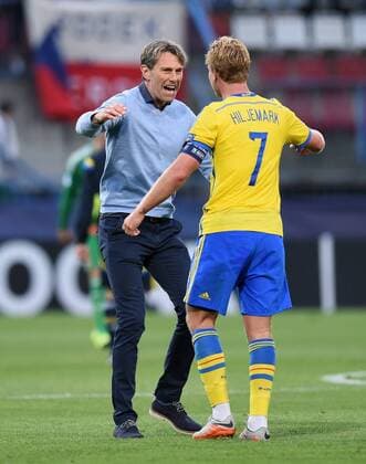 FUSSBALL International UEFA U21 U 21 EUROPAMEISTERSCHAFT 2015 GRUPPENPHASE in Olmuetz Italien - Schweden 18.06.2015 SCHLUSSJUBEL Schweden; Trainer Hakan Ericson (li) umarmt Oscar Hiljemark 