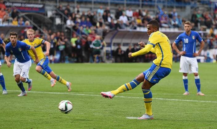 FUSSBALL International UEFA U21 U 21 EUROPAMEISTERSCHAFT 2015 GRUPPENPHASE in Olmuetz Italien - Schweden 18.06.2015 Isaac Kiese Thelin (re, Schweden) erzielt per Elfmeter den Siegtreffer zum 1-2 