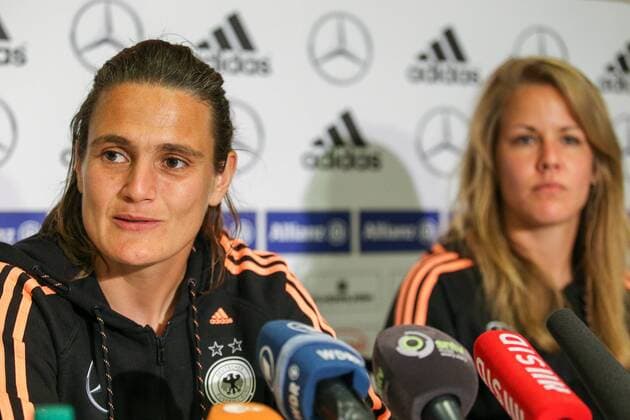 v.li.: Nadine Angerer (Torwart, Deutschland), Lena Petermann (Deutschland), Fussball, FIFA Frauen-WM 2015, Pressekonferenz, xozx