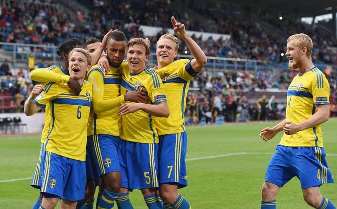 FUSSBALL International UEFA U21 U 21 EUROPAMEISTERSCHAFT 2015 GRUPPENPHASE in Olmuetz Italien - Schweden 18.06.2015 JUBEL Schweden; Oscar Lewicki, Torschuetze zum 1-2 Siegtreffer Isaac Kiese Thelin, Ludwig Augustinsson, Oscar Hiljemark und Filip Helander (v.li.) 