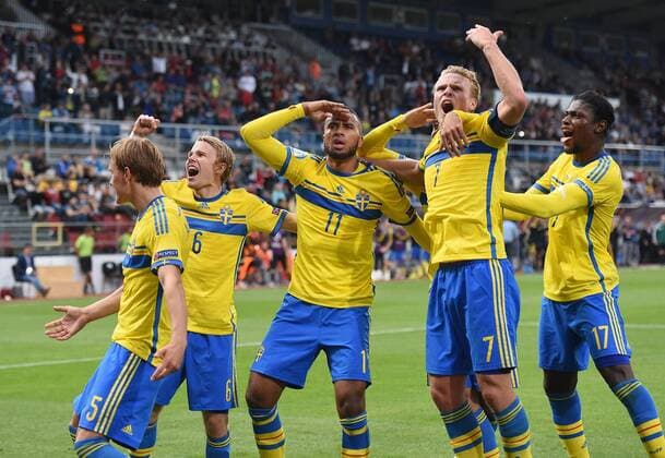 FUSSBALL International UEFA U21 U 21 EUROPAMEISTERSCHAFT 2015 GRUPPENPHASE in Olmuetz Italien - Schweden 18.06.2015 JUBEL Schweden; Ludwig Augustinsson, Oscar Lewicki, Torschuetze zum 1-2 Siegtreffer Isaac Kiese Thelin, Oscar Hiljemark und Joseph Baffo (v.li.) 