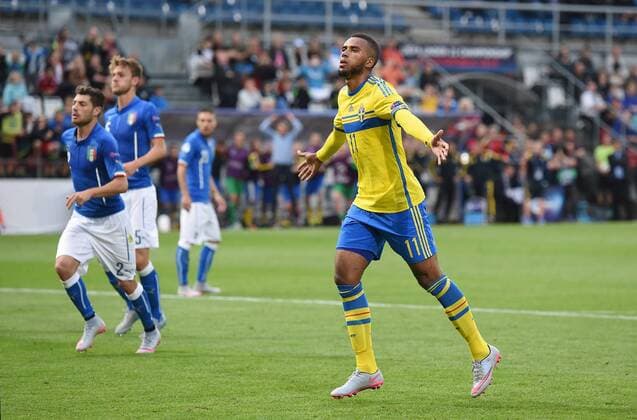 FUSSBALL International UEFA U21 U 21 EUROPAMEISTERSCHAFT 2015 GRUPPENPHASE in Olmuetz Italien - Schweden 18.06.2015 JUBEL Torschuetze zum 1-2 Siegtreffer Isaac Kiese Thelin (re, Schweden) 
