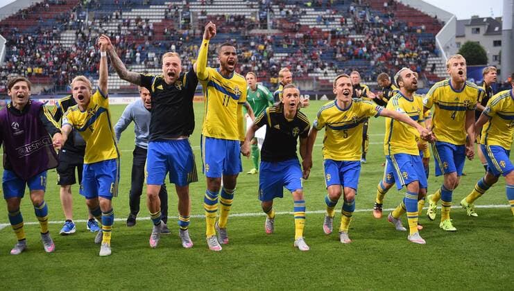 FUSSBALL International UEFA U21 U 21 EUROPAMEISTERSCHAFT 2015 GRUPPENPHASE in Olmuetz Italien - Schweden 18.06.2015 SCHLUSSJUBEL Team Schweden; Arber Zeneli, Oscar Lewicki, John Guidetti, Isaac Kiese Thelin, Kristoffer Olsson, Ludwig Augustinsson, Abdullah Khalili und Filip Helander (v.li.) 