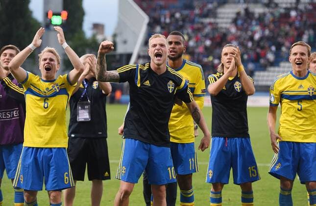 FUSSBALL International UEFA U21 U 21 EUROPAMEISTERSCHAFT 2015 GRUPPENPHASE in Olmuetz Italien - Schweden 18.06.2015 SCHLUSSJUBEL Team Schweden; Oscar Lewicki, John Guidetti, Isaac Kiese Thelin, Kristoffer Olsson und Ludwig Augustinsson (v.li.) 