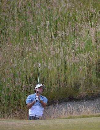 Aktuell Golf, US Open Bubba Watson takes his second shot on the tenth hole in the first round of the 115th U.S. Open Championship at Chambers Bay on June 18, 2015 in University Place, Washington.  SEA20150618246 KEVINxDIETSCH