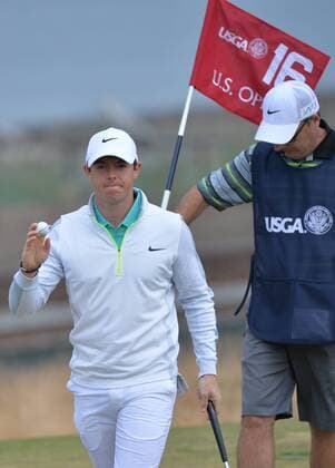 Aktuell Golf, US Open Rory McIlroy holds up his ball on the 16th green of the 115th U.S. Open Championship at Chambers Bay on June 18, 2015 in University Place, Washington.  SEA20150618247 KEVINxDIETSCH