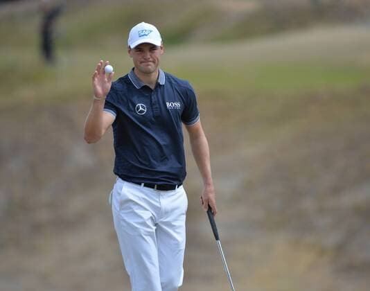 Aktuell Golf, US Open Martin Kaymer of Germany holds up his ball on the 17th green of the 115th U.S. Open Championship at Chambers Bay on June 18, 2015 in University Place, Washington.  SEA20150618249 KEVINxDIETSCH