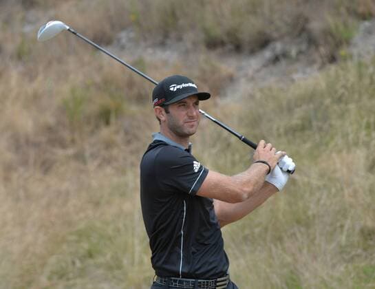Aktuell Golf, US Open Dustin Johnson tees off on the eighth hole in round one of the 115th U.S. Open Championship at Chambers Bay on June 18, 2015 in University Place, Washington.  SEA20150618270 KEVINxDIETSCH