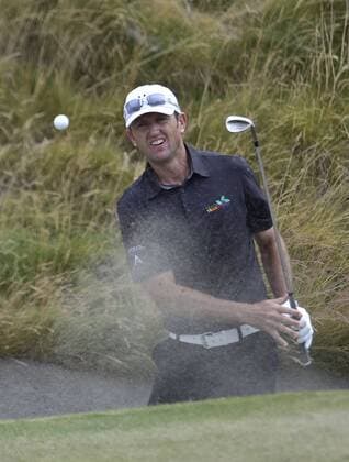 June 18, 2015..Jason Allred hits from the sand on to the 10th green during round 1 at the U.S. Open at Chambers Bay, University Place, Washington. . .George Holland Cal Media. PGA Golf Herren Tour 2015: US Open Round 1 JUN 18 - ZUMAch4_