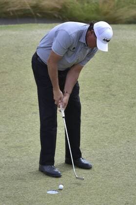 June 18, 2015..Phil Mickelson makes a bogey putt on the 10th green during round 1 at the U.S. Open at Chambers Bay, University Place, Washington. . .George Holland Cal Media. PGA Golf Herren Tour 2015: US Open Round 1 JUN 18 - ZUMAch4_