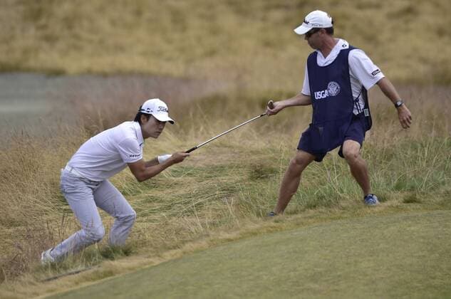 June 18, 2015..Kevin Na gets some help out of a bunker on the 17th green from his caddie Kenneth Harms during round 1 at the U.S. Open at Chambers Bay, University Place, Washington. . .George Holland Cal Media. PGA Golf Herren Tour 2015: US Open Round 1 JUN 18 - ZUMAch4_
