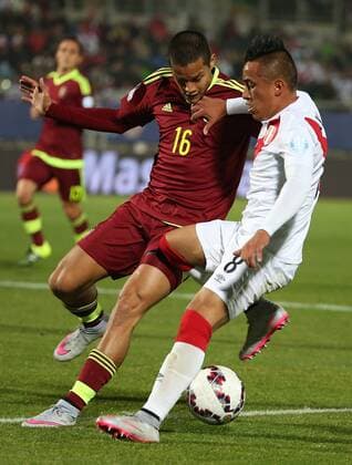 Peru s Christian Cueva (R) vies with Venezuela s Roberto Rosales during their group C match of 2015 American Cup in Valparaiso, Chile, June 18, 2015. Peru won 1-0. ) (SP)CHILE-VALPARAISO-COPA AMERICA-PERU VS VENEZUELA XuxZijian 