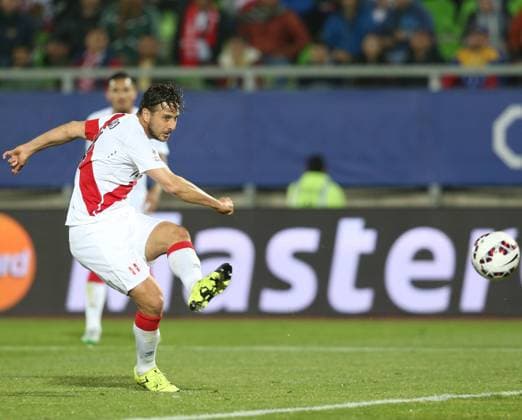 Peru s Claudio Pizarro shoots to goal during the group C match against Venezuela of 2015 American Cup in Valparaiso, Chile, June 18, 2015. Peru won 1-0. ) (SP)CHILE-VALPARAISO-COPA AMERICA-PERU VS VENEZUELA RongxHao 