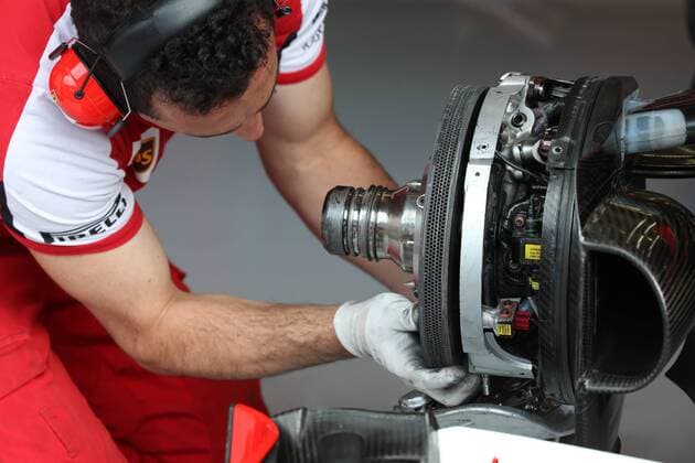 Aktuell Motorsport, Formel 1, GP Österreich in Spielberg FORMULA 1 - GP of Austria 2015 SPIELBERG,AUSTRIA,19.JUN.15 - MOTORSPORTS, FORMULA 1 - Grand Prix of Austria, Red Bull Ring, free practice. Image shows a mechanic. GEPAxpictures xAndreasxPranter