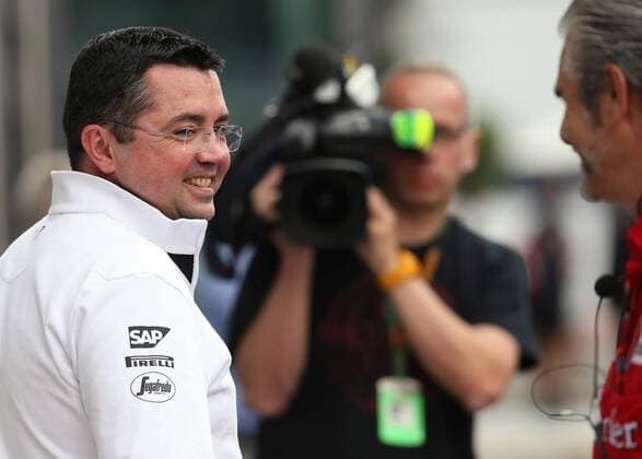 Aktuell Motorsport, Formel 1, GP Österreich in Spielberg FORMULA 1 - GP of Austria 2015 SPIELBERG,AUSTRIA,19.JUN.15 - MOTORSPORTS, FORMULA 1 - Grand Prix of Austria, Red Bull Ring, free practice. Image shows Eric Bouillier Racing Director (Lotus) and Maurizio Arrivabene, team principal (Scuderia Ferrari). GEPAxpictures xWolfgangxGrebien