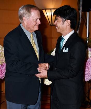 Aktuell Golf, Jack Nicklaus PK in Tokio Jack Nicklaus(L) shakes hands with President of Tokyo Classic co., Ltd, Takuyuki Kojima during the press conference PK Pressekonferenz for Tokyo Classic Club launch in Tokyo, Japan, on June 19, 2015. Nicklaus designs for golf course of Tokyo Classic Club.  TKP2015061908 KEIZOxMORI