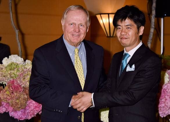 Aktuell Golf, Jack Nicklaus PK in Tokio Jack Nicklaus(L) shakes hands with President of Tokyo Classic co., Ltd, Takuyuki Kojima during the press conference PK Pressekonferenz for Tokyo Classic Club launch in Tokyo, Japan, on June 19, 2015. Nicklaus designs for golf course of Tokyo Classic Club.  TKP2015061909 KEIZOxMORI