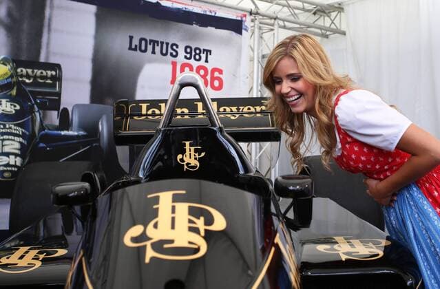 FORMULA 1 - GP of Austria 2015 SPIELBERG,AUSTRIA,19.JUN.15 - MOTORSPORTS, FORMULA 1 - Grand Prix of Austria, Red Bull Ring, free practice. Image shows a Formula Una and the 1986 Lotus 98T. Keywords: girls. GEPAxpictures xDanielxGoetzhaber