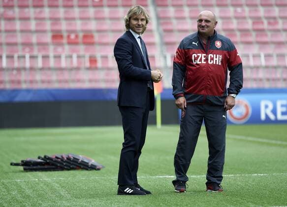 Aktuell Fußball, U21 EM, Nationalteam Tschechien und PK Training in Prag Tournament ambassador Pavel Nedved (left) and Czech national team Nationalteam manager Jaromir Setrle speak during the training prior to the UEFA European U21 U 21 soccer championship group A match Serbia vs Czech Republic in Prague, Czech Republic, June 19, 2015. (CTKxPhoto RomanxVondrous) CTKPhotoP201506190719301  vnd 6