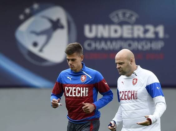 Aktuell Fußball, U21 EM, Nationalteam Tschechien und PK Training in Prag Coach of Czech football team Jakub Dovalil (right) and player Jan Kliment train prior to the UEFA European U21 U 21 soccer championship group A match Serbia vs Czech Republic in Prague, Czech Republic, June 19, 2015. (CTKxPhoto RomanxVondrous) CTKPhotoP201506190728801  vnd 7