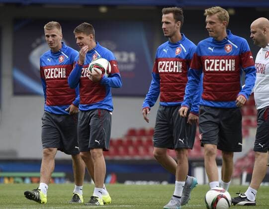 Aktuell Fußball, U21 EM, Nationalteam Tschechien und PK Training in Prag From left: Players Jakub Jugas, Lukas Masopust, Matej Hybs, Ladislav Krejci and coach of Czech football team Jakub Dovalil train prior to the UEFA European U21 U 21 soccer championship group A match Serbia vs Czech Republic in Prague, Czech Republic, June 19, 2015. (CTKxPhoto RomanxVondrous) CTKPhotoP201506190732001  vnd 10