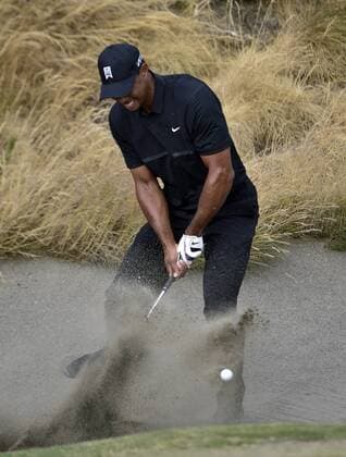 June 18, 2015..Tiger Woods blasts his ball that is plugged in a bunker next to the10th green during round 1 at the U.S. Open at Chambers Bay, University Place, Washington. . .George Holland Cal Media PGA Golf Herren Tour 2015: US Open Round 1 JUN 18 - ZUMAch4_