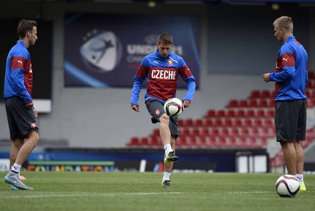 Aktuell Fußball, U21 EM, Nationalteam Tschechien und PK Training in Prag From left: players Matej Hybs, Lukas Masopust and Jakub Jugas train prior to the UEFA European U21 U 21 soccer championship group A match Serbia vs Czech Republic in Prague, Czech Republic, June 19, 2015. (CTKxPhoto RomanxVondrous) CTKPhotoP201506190751401  vnd 15 K