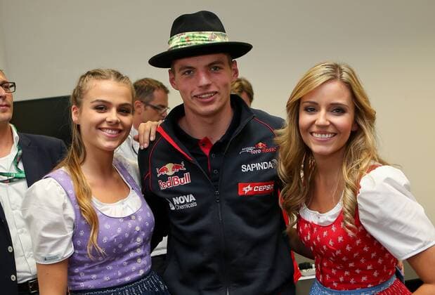 Aktuell Formel 1, GP Österreich, Fahrer mit den Grid Girls Formula Unas FORMULA 1 - GP of Austria 2015 SPIELBERG,AUSTRIA,19.JUN.15 - MOTORSPORTS, FORMULA 1 - Grand Prix of Austria, Red Bull Ring, free practice. Image shows Max Verstappen (NED Scuderia Toro Rosso) with Formula Unas. Keywords: hat. GEPAxpictures xChristianxWalgram