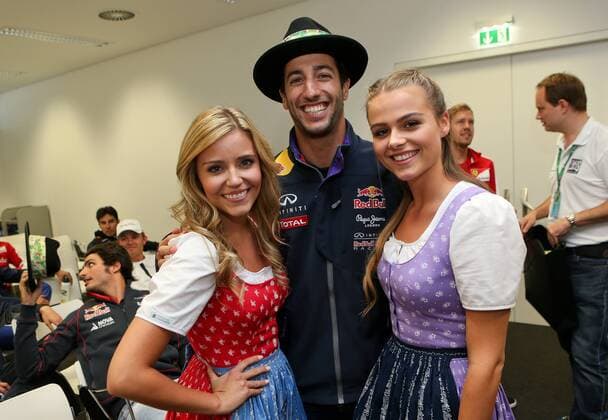 Aktuell Formel 1, GP Österreich, Fahrer mit den Grid Girls Formula Unas FORMULA 1 - GP of Austria 2015 SPIELBERG,AUSTRIA,19.JUN.15 - MOTORSPORTS, FORMULA 1 - Grand Prix of Austria, Red Bull Ring, free practice. Image shows Daniel Ricciardo (AUS Infiniti Red Bull Racing) with Formula Unas. Keywords: hat. GEPAxpictures xChristianxWalgram