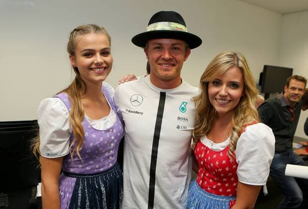 Aktuell Formel 1, GP Österreich, Fahrer mit den Grid Girls Formula Unas FORMULA 1 - GP of Austria 2015 SPIELBERG,AUSTRIA,19.JUN.15 - MOTORSPORTS, FORMULA 1 - Grand Prix of Austria, Red Bull Ring, free practice. Image shows Nico Rosberg (GER Mercedes GP) with Formula Unas. Keywords: hat. GEPAxpictures xChristianxWalgram