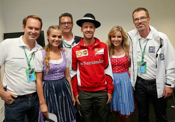 Aktuell Formel 1, GP Österreich, Fahrer mit den Grid Girls Formula Unas FORMULA 1 - GP of Austria 2015 SPIELBERG,AUSTRIA,19.JUN.15 - MOTORSPORTS, FORMULA 1 - Grand Prix of Austria, Red Bull Ring, free practice. Image shows Sebastian Vettel (GER Ferrari) with Formula Unas and Prijekt Spielberg crew members. Keywords: hat. GEPAxpictures xChristianxWalgram