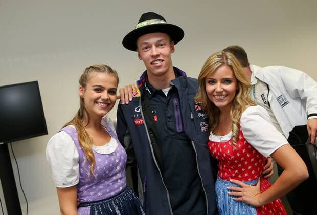 Aktuell Formel 1, GP Österreich, Fahrer mit den Grid Girls Formula Unas FORMULA 1 - GP of Austria 2015 SPIELBERG,AUSTRIA,19.JUN.15 - MOTORSPORTS, FORMULA 1 - Grand Prix of Austria, Red Bull Ring, free practice. Image shows Daniil Kvyat (RUS Infiniti Red Bull Racing) with Formula Unas. Keywords: hat. GEPAxpictures xChristianxWalgram