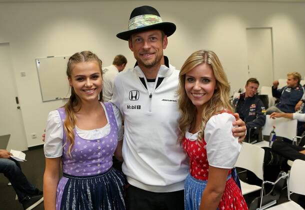 Aktuell Formel 1, GP Österreich, Fahrer mit den Grid Girls Formula Unas FORMULA 1 - GP of Austria 2015 SPIELBERG,AUSTRIA,19.JUN.15 - MOTORSPORTS, FORMULA 1 - Grand Prix of Austria, Red Bull Ring, free practice. Image shows Jenson Button (GBR McLaren Honda) with Formula Unas. Keywords: hat. GEPAxpictures xChristianxWalgram