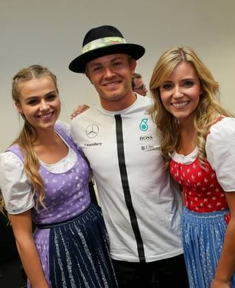 Aktuell Formel 1, GP Österreich, Fahrer mit den Grid Girls Formula Unas FORMULA 1 - GP of Austria 2015 SPIELBERG,AUSTRIA,19.JUN.15 - MOTORSPORTS, FORMULA 1 - Grand Prix of Austria, Red Bull Ring, free practice. Image shows Nico Rosberg (GER Mercedes GP) with Formula Unas. Keywords: hat. GEPAxpictures xChristianxWalgram