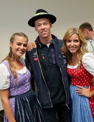 Aktuell Formel 1, GP Österreich, Fahrer mit den Grid Girls Formula Unas FORMULA 1 - GP of Austria 2015 SPIELBERG,AUSTRIA,19.JUN.15 - MOTORSPORTS, FORMULA 1 - Grand Prix of Austria, Red Bull Ring, free practice. Image shows Daniil Kvyat (RUS Infiniti Red Bull Racing) with Formula Unas. Keywords: hat. GEPAxpictures xChristianxWalgram