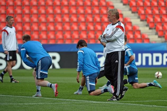 Aktuell Fußball, U21 EM, DFB Nationalteam Training in Prag 19.06.2015, xjhx, Fussball EM 2015 U21 U 21 Deutschland Pressekonferenz und Training, v.l. Trainer Horst Hrubesch (Deutschland U21)