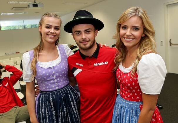 Aktuell Formel 1, GP Österreich, Fahrer mit den Grid Girls Formula Unas FORMULA 1 - GP of Austria 2015 SPIELBERG,AUSTRIA,19.JUN.15 - MOTORSPORTS, FORMULA 1 - Grand Prix of Austria, Red Bull Ring, free practice. Image shows Will Stevens (GBR Marussia) with Formula Unas. Keywords: hat. GEPAxpictures xChristianxWalgram